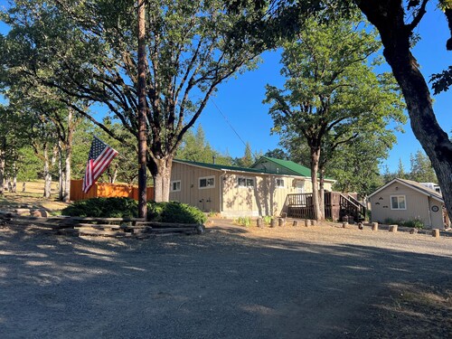 Spectacular Cozy Cottage- Wood Stove, Fire Pit, Creek