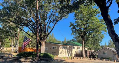 Spectacular Cozy Cottage- Wood Stove, Fire Pit, Creek