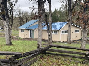 Exterior - Spectacular Cozy Cottage- Wood Stove, Fire Pit, Creek (Shady Cove)