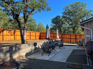 Outdoor dining - Spectacular Cozy Cottage- Wood Stove, Fire Pit, Creek (Shady Cove)
