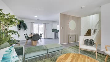 TV connectée, cheminée, jeux vidéo, baby-foot