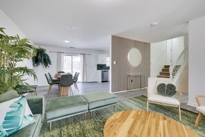 Una Smart TV, una chimenea, videojuegos, un futbolín