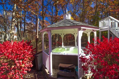 Stunning Poconos Villa - Hot Tub, Pool, Game Room, Firepit, BBQ & more.