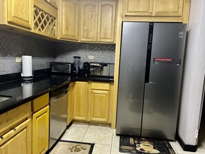 Refrigerador, microondas, horno y parrilla de estufa
