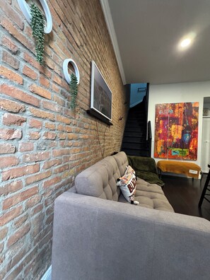 تلفزيون ذكي، برامج وأفلام نتفليكس، هولو، خدمات بث