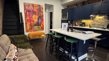 Smart TV, Netflix, Hulu, streaming services