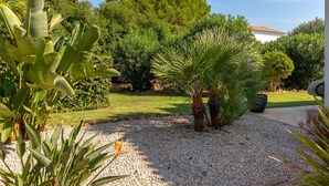 Property grounds - Villa Tranquila - Private swimming pool & stunning gardens, in Presa de Moura (Carvoeiro)