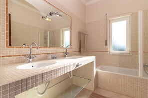 Bañera, secador de pelo, toallas