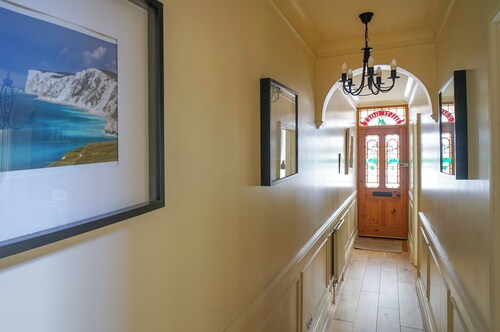 Nutcroft-Dog Friendly-Parking-Cowes-Sleeps 4