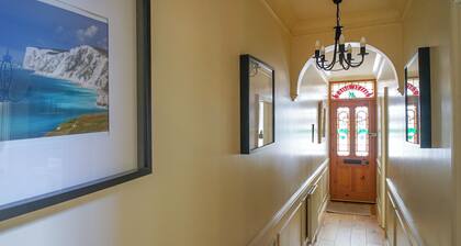 Nutcroft-Dog Friendly-Parking-Cowes-Sleeps 4