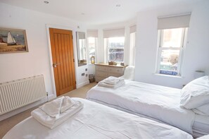 3 bedrooms, iron/ironing board, travel cot, WiFi - Pilot House -Parking-Garden-Central Cowes-Sleeps 8 (Isle of Wight)