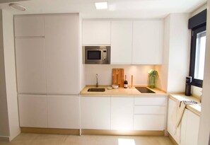 Kylskåp, mikrovågsugn, diskmaskin och kaffe- och tebryggare