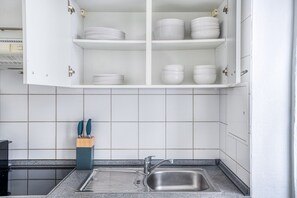 ثلاجة، ميكروويف، فرن، غسالة أطباق