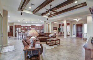 Een smart-tv en boeken