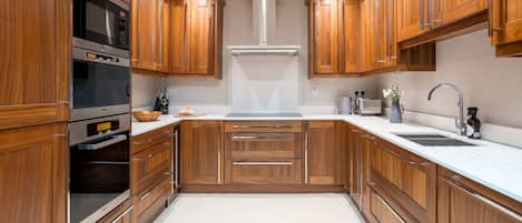 冷蔵庫、オーブン、コンロ、コーヒー / ティーメーカー