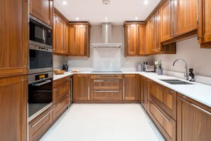 Fridge, oven, stovetop, coffee/tea maker