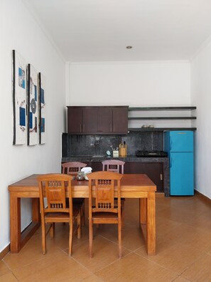 Villa, 2 chambres | Coin cuisine privé | Micro-ondes dans l'espace commun, bouilloire électrique