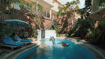 Una piscina al aire libre