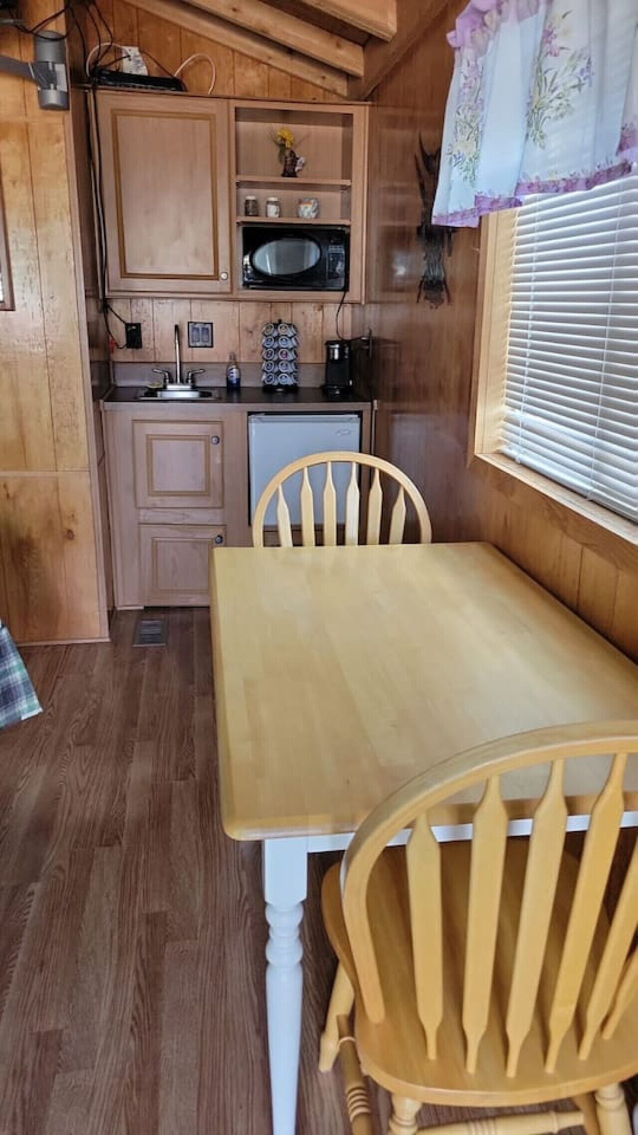 Refrigerador, cafetera y tetera y utensilios de cocina 