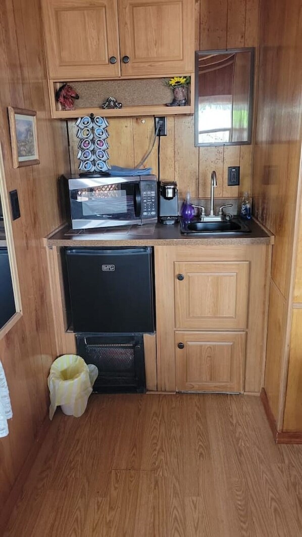 Kühlschrank, Wasserkocher mit Kaffee-/Teezubehör