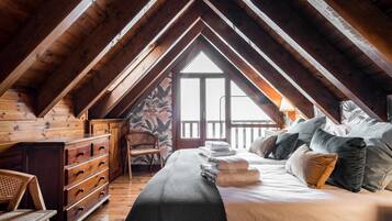 3 habitaciones, cuna de viaje y ropa de cama