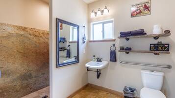 Combined shower/tub, towels