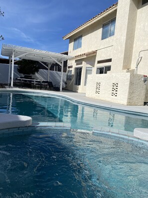 Piscina all'aperto, una piscina riscaldata