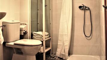 Een bad, een haardroger, handdoeken