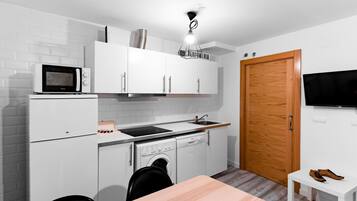 Refrigerador, microondas, cafetera y tetera y utensilios de cocina