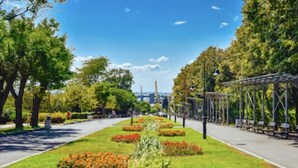 A park with a paved walkway, benches, and trees. - Apartment Sleeps 4 with Pools Access - Smart TVs (Sunny beach)