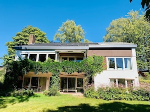 Unclassified image, 5 of 16, button