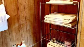 Een douche, handdoeken