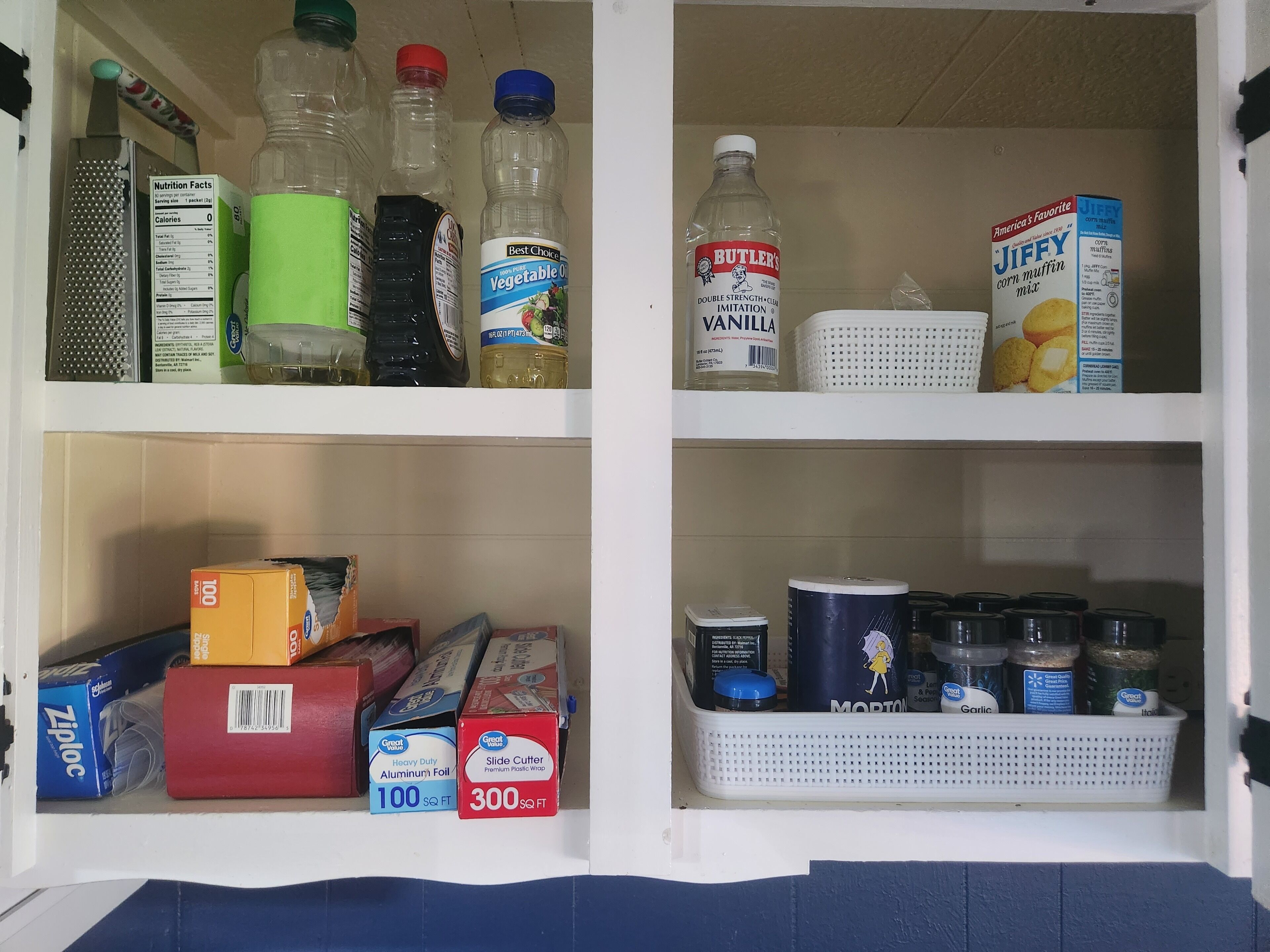Una despensa con diferentes alimentos y utensilios de cocina.