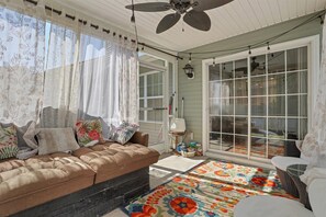 Smart TV, fireplace - Your Home away from Home (Pooler)