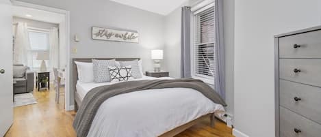 1 habitación, escritorio, tabla de planchar con plancha y cuna de viaje