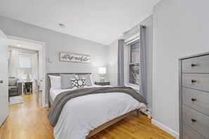 1 habitación, escritorio, tabla de planchar con plancha y cuna de viaje 