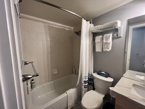 Duschwanne, Haartrockner, Handtücher, Seife