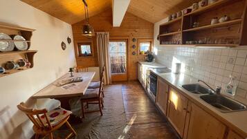 Køleskab, ovn, kogeplade, elkedel