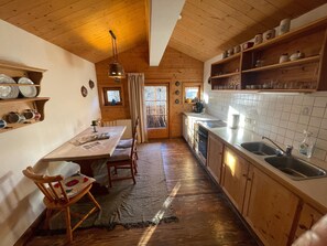 Refrigerador, horno, placa de cocina, tetera/pava eléctrica