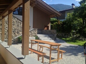 Outdoor dining - Apartment 'Geigerhaus 500 Jahre - Appartement C' with Mountain View, Shared Sauna & Wi-Fi (Stuhlfelden)