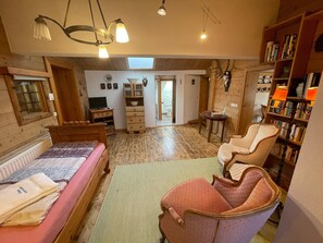 3 bedrooms, free WiFi, bed sheets - Apartment 'Geigerhaus 500 Jahre - Appartement C' with Mountain View, Shared Sauna & Wi-Fi (Stuhlfelden)