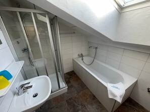 Bathtub, towels - Apartment 'Geigerhaus 500 Jahre - Appartement C' with Mountain View, Shared Sauna & Wi-Fi (Stuhlfelden)