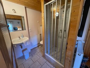 Regadera, amenidades de baño gratuitas, secadora de cabello, batas 