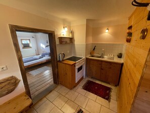 1 bedroom, desk, iron/ironing board, free WiFi - Apartment 'Geigerhaus 500 Jahre - A' with Mountain View, Shared Sauna & Wi-Fi (Stuhlfelden)