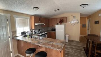 Refrigerador y cafetera y tetera