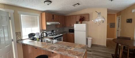 Fridge, coffee/tea maker