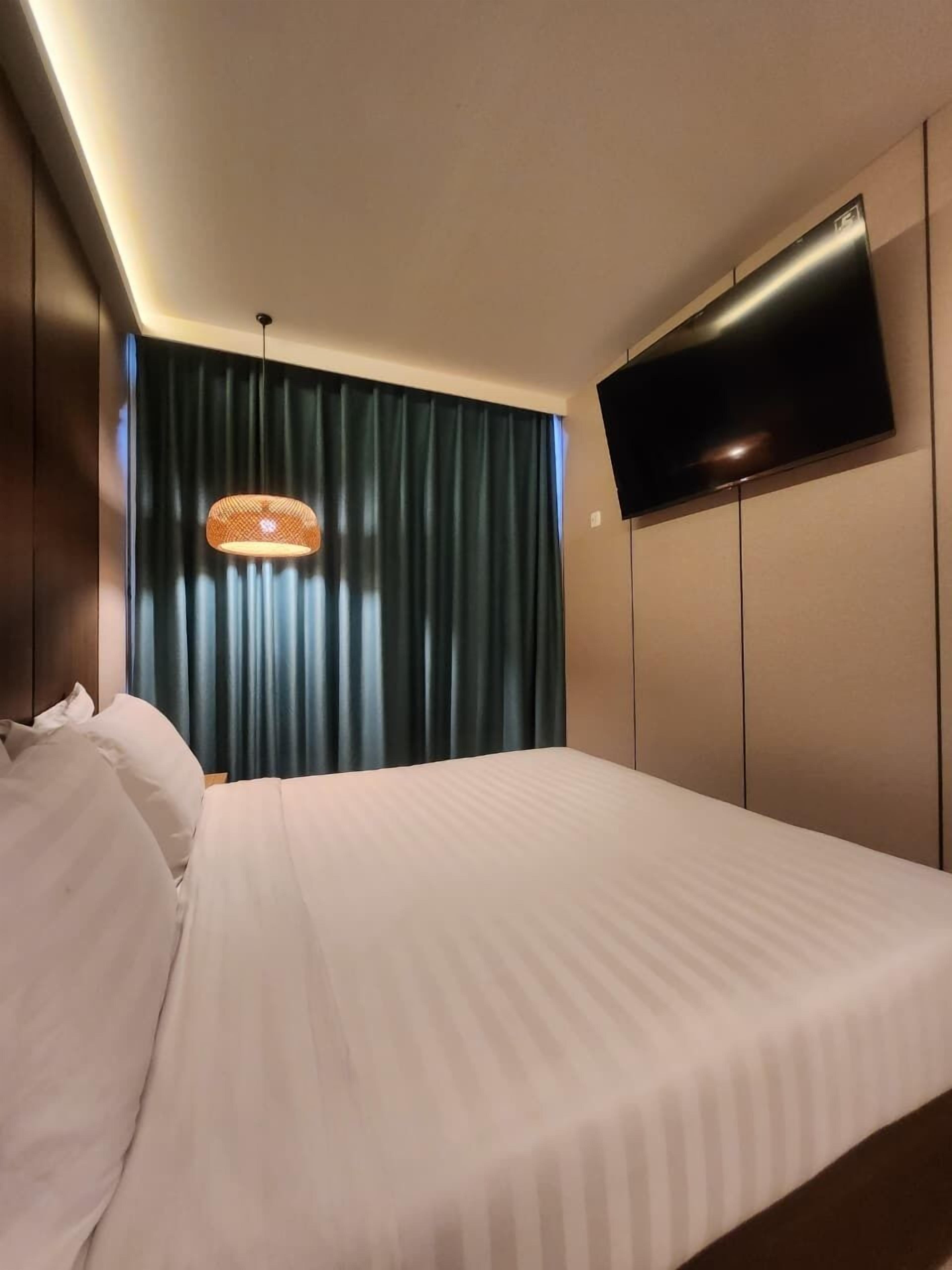 Premium Studio Suite | Premium bedding, desk, laptop workspace, free WiFi