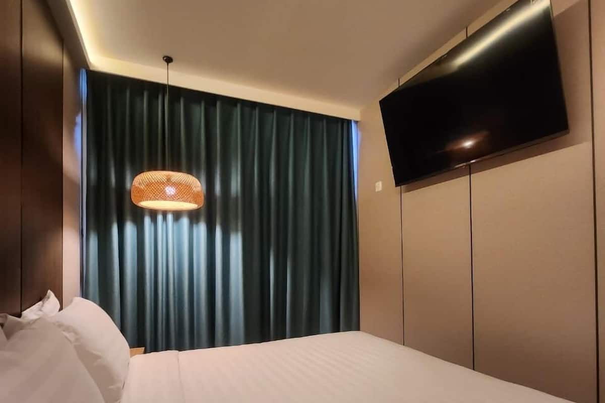 Premium Studio Suite | Premium bedding, desk, laptop workspace, free WiFi