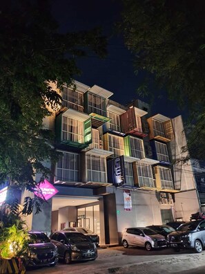 A multi-story building with a modern design, featuring balconies and large windows. - Pantes Hotel  Simpang lima Semarang (Semarang)