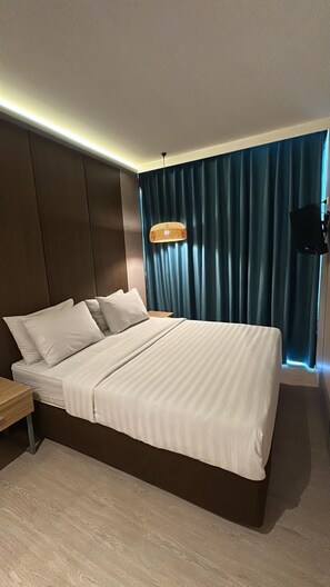 Premium Studio Suite | Premium bedding, desk, laptop workspace, free WiFi - Pantes Hotel  Simpang lima Semarang (Semarang)